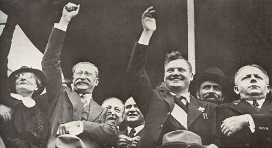 1936년 프랑스에서 인민전선 정책을 채택한 사회당의 레온 블룸(좌)과 공산당의 모리스 토레즈(우)