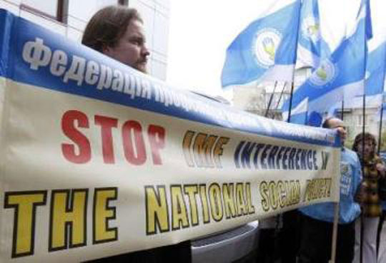 2001년 최저 임금을 인상하지 말라는 IMF ‘권고’에 항의하는 우크라이나 노동자들